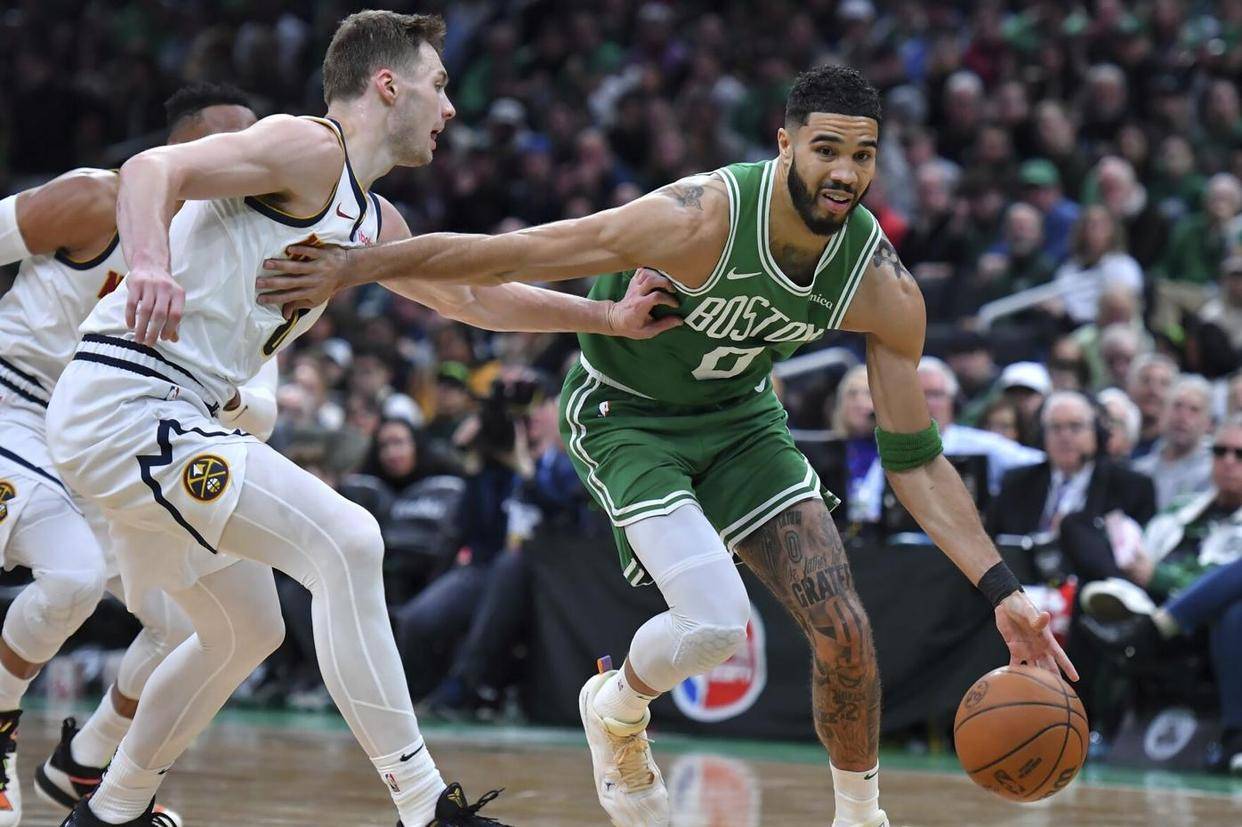 爱游戏入口-塔图姆重要时刻刷新纪录，湖人带队取胜！热度持续攀升(塔图姆带队淘汰76人)