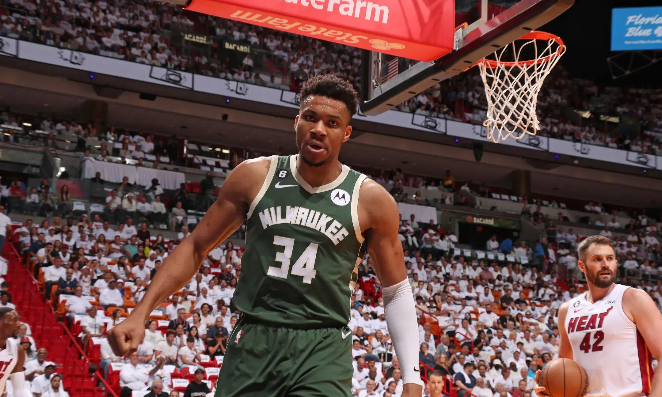 爱游戏入口-密尔沃基雄鹿训练开放日，关键时刻外线爆发引欢呼，NBA季后赛在即，赛季目标并未改变的简单介绍